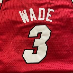Miami Heat sleeveless Jersey. Wade No 3. Sz large.
